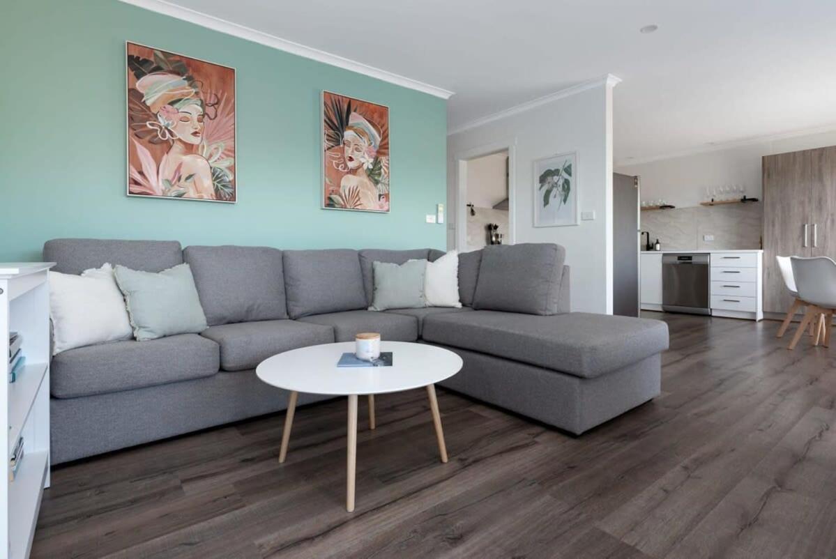 Cosy & Sweet: Near The Wifi & Parking Apartment