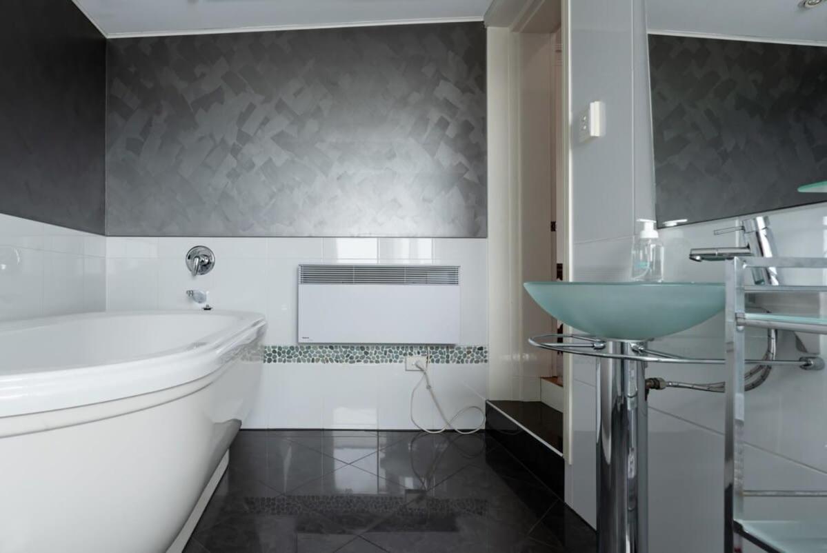 Luxe Heritage On Balfour: A Time Traveller's Delight Holiday home Launceston