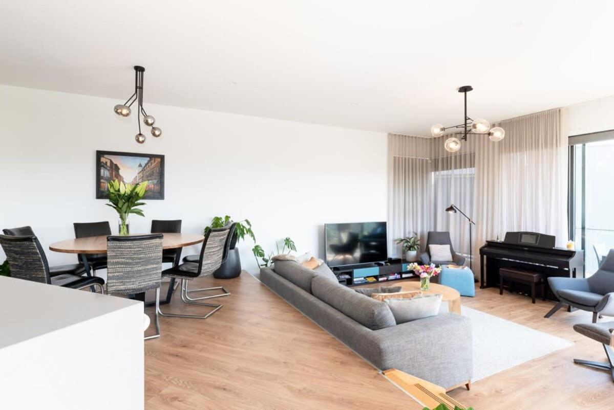 Impressively Spacious Modern & Convenient Holiday home Launceston