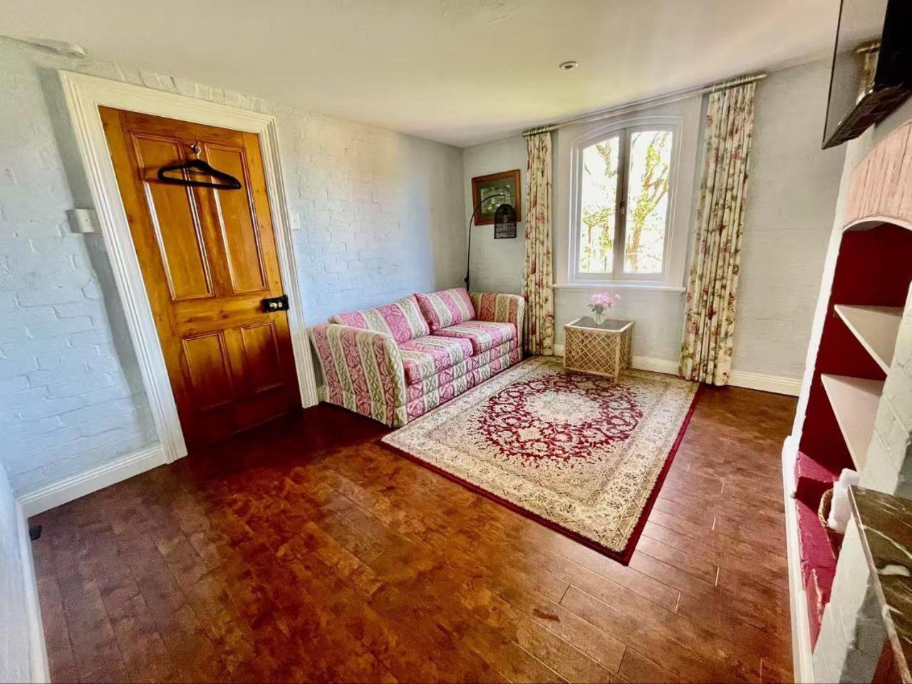 Elsmere Heritage Gardens & Apartment *