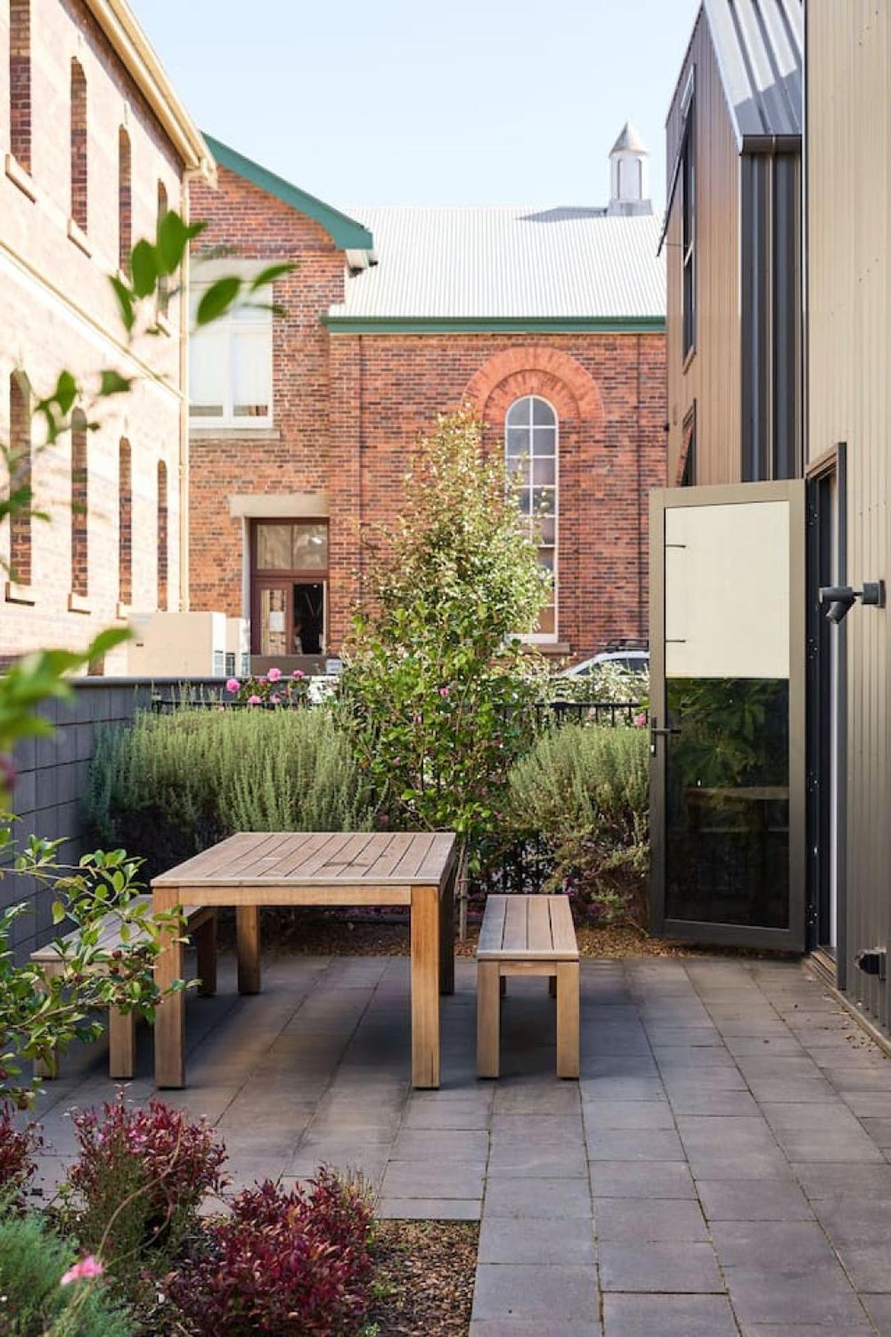 Light-filled Escape, Walk To Cafes And Parking Holiday home
