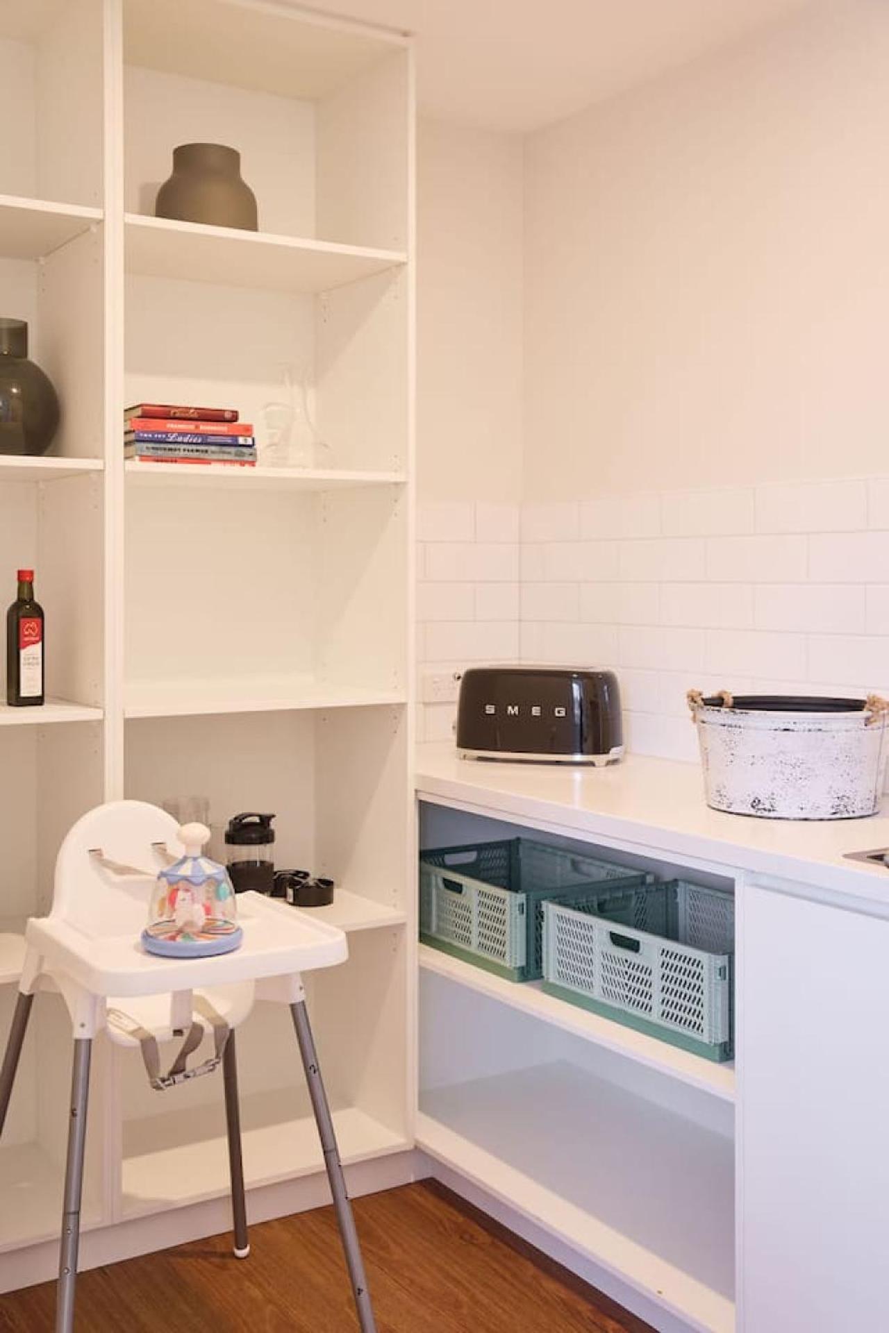 Light-filled Escape, Walk To Cafes And Parking Holiday home Launceston