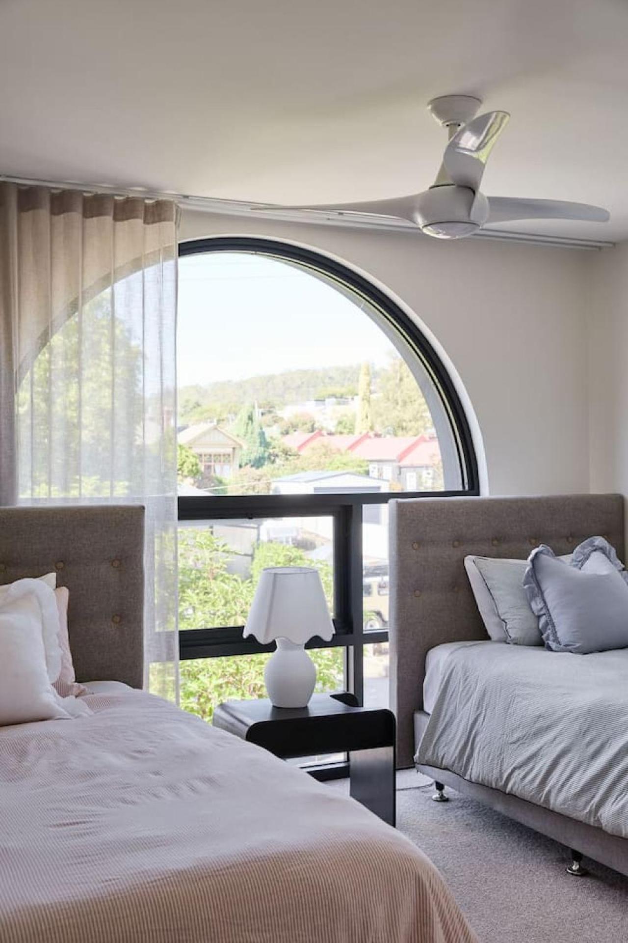 Light-filled Escape, Walk To Cafes And Parking Holiday home *