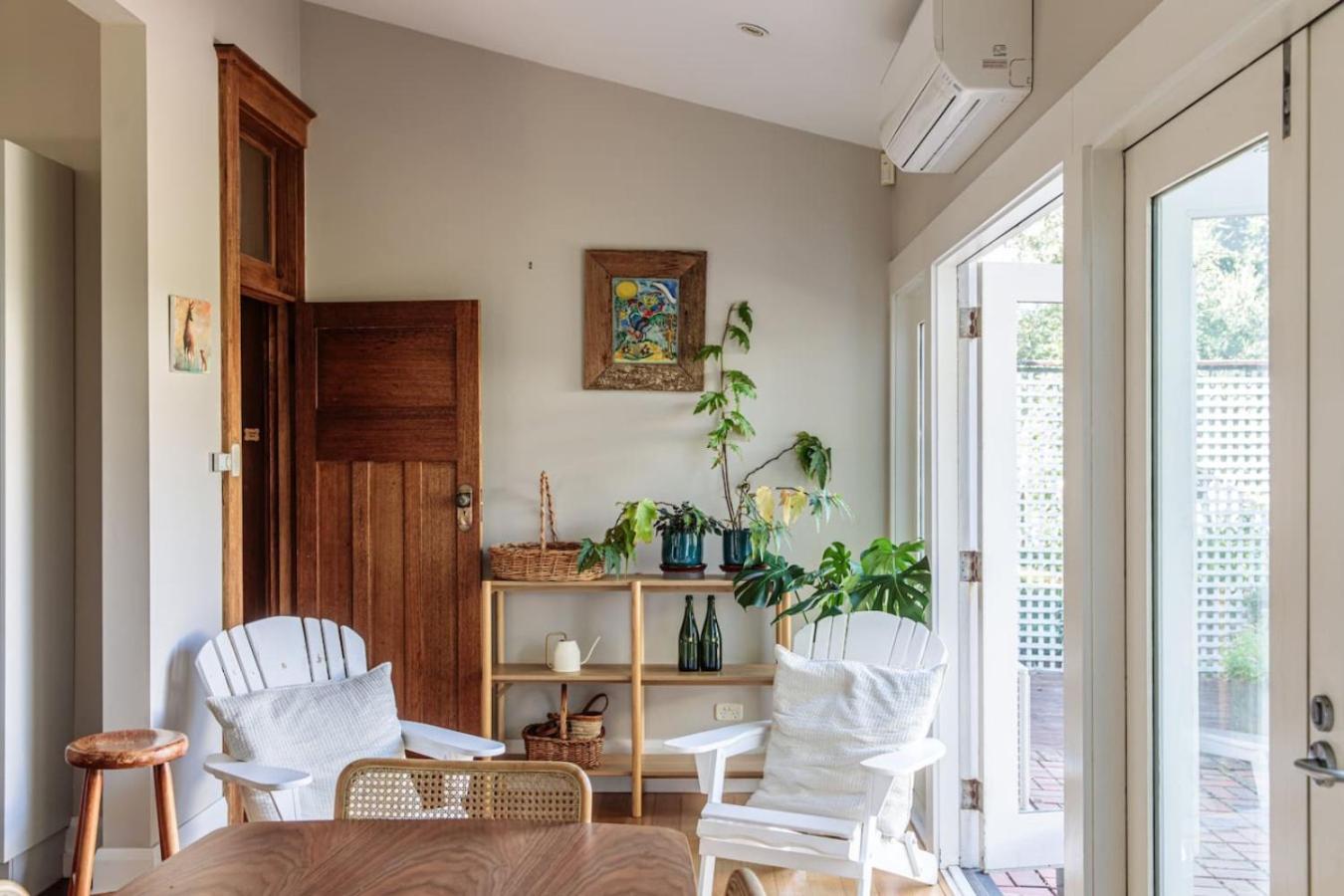 Large Sanctuary With Fireplace Holiday home Launceston