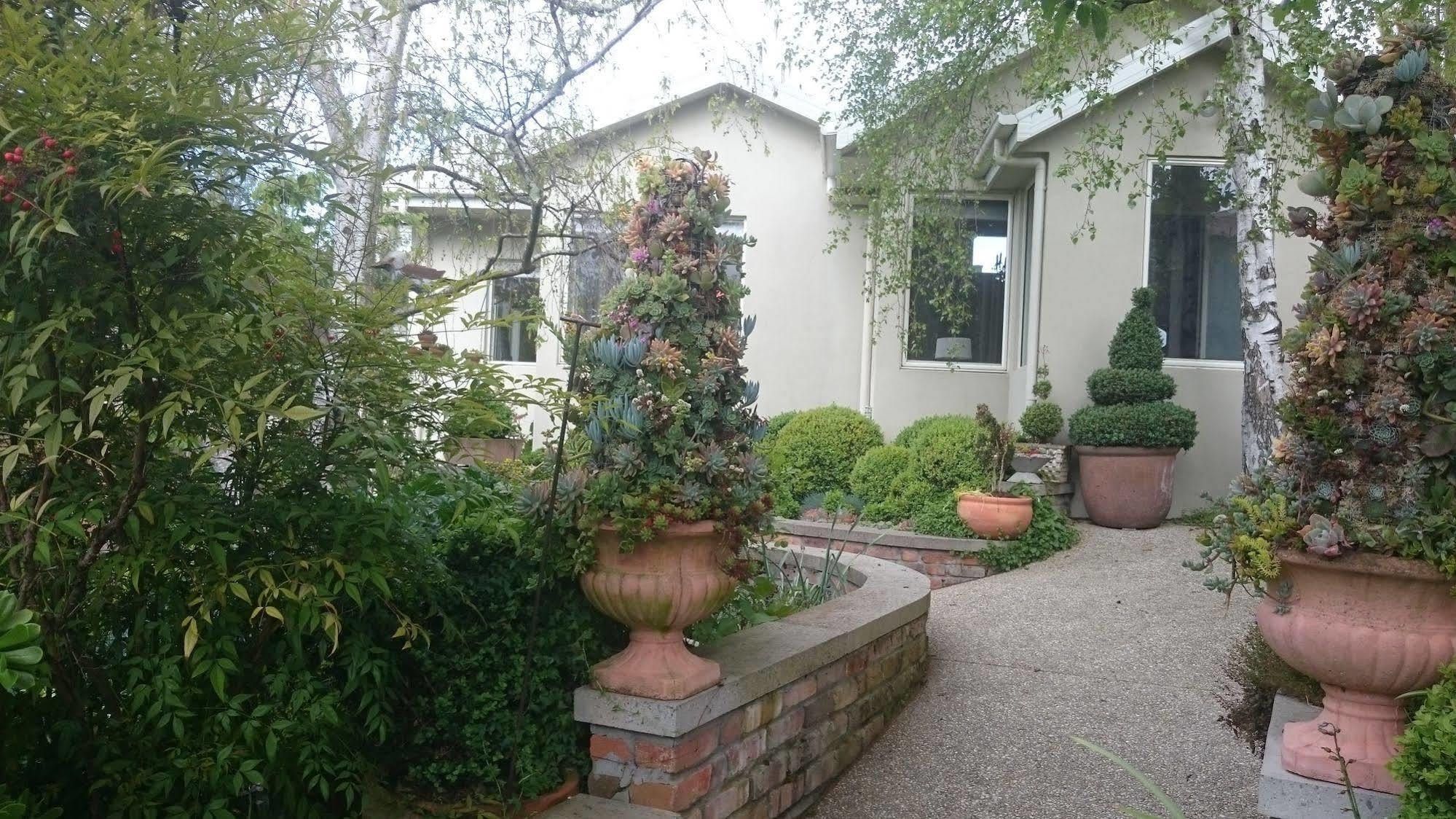 Topiary Haven Apartment