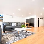 Central Modern 2 Bedroom With Wifi