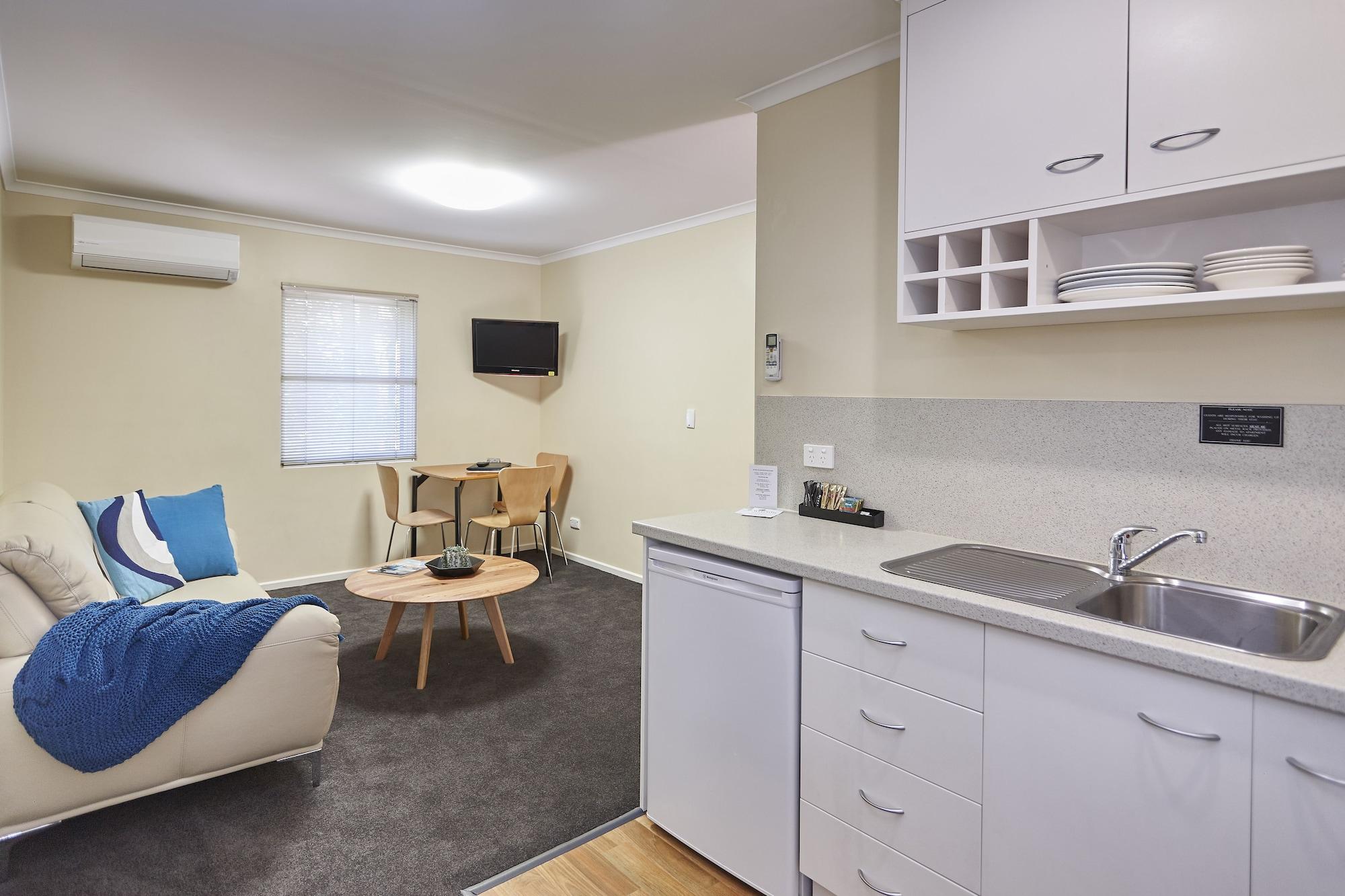 Elphin Serviced Aparthotel 3*