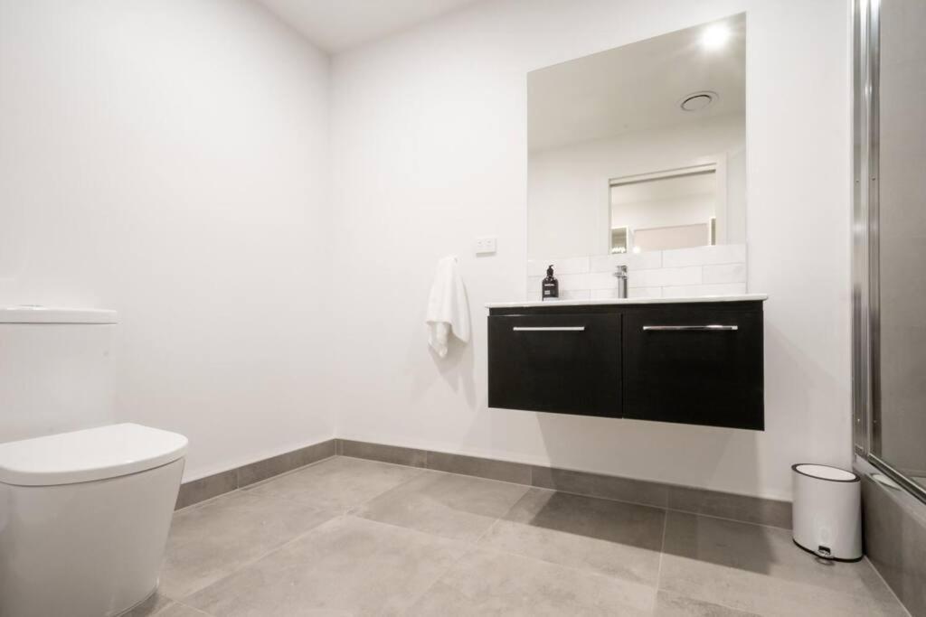 Modern 2 Bedroom With Wifi Apartment *