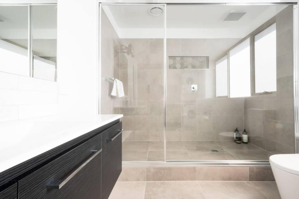 Apartment Modern 2 Bedroom With Wifi *