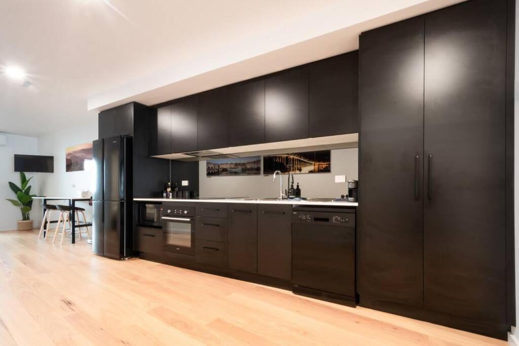 Modern 2 Bedroom With Wifi Apartment *
