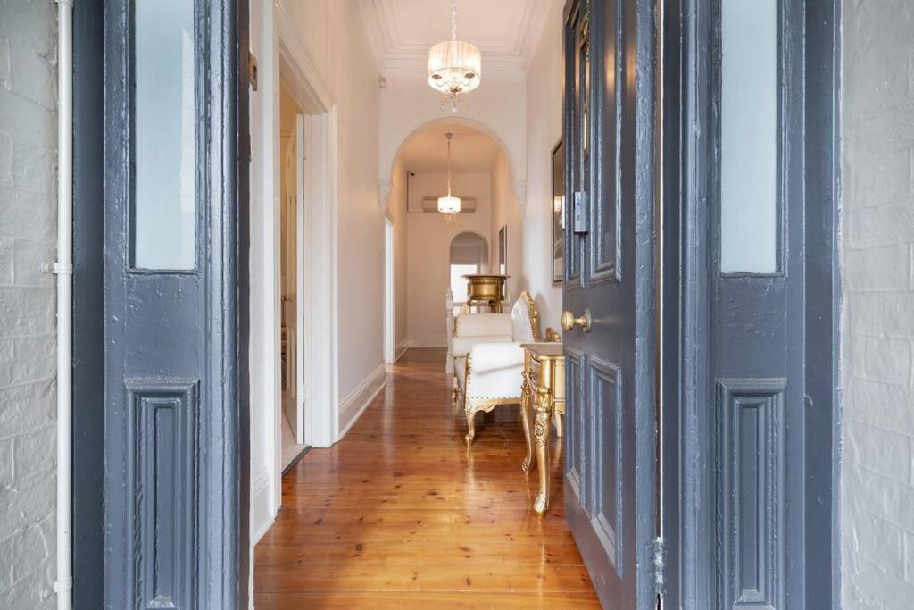 A Modern With Old-world Charm In Bathurst Apartment