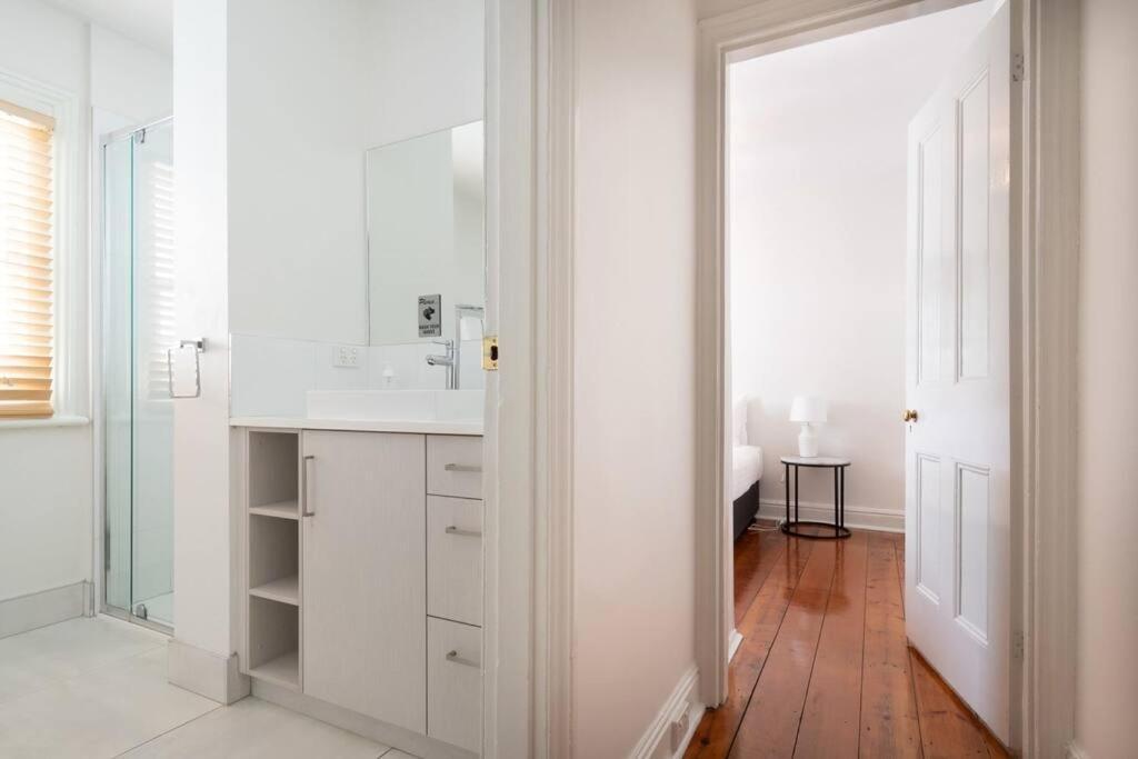 A Modern With Old-world Charm In Bathurst Apartment *