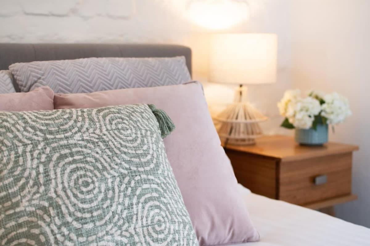 Little City With Free Onsite Parking Apartment *