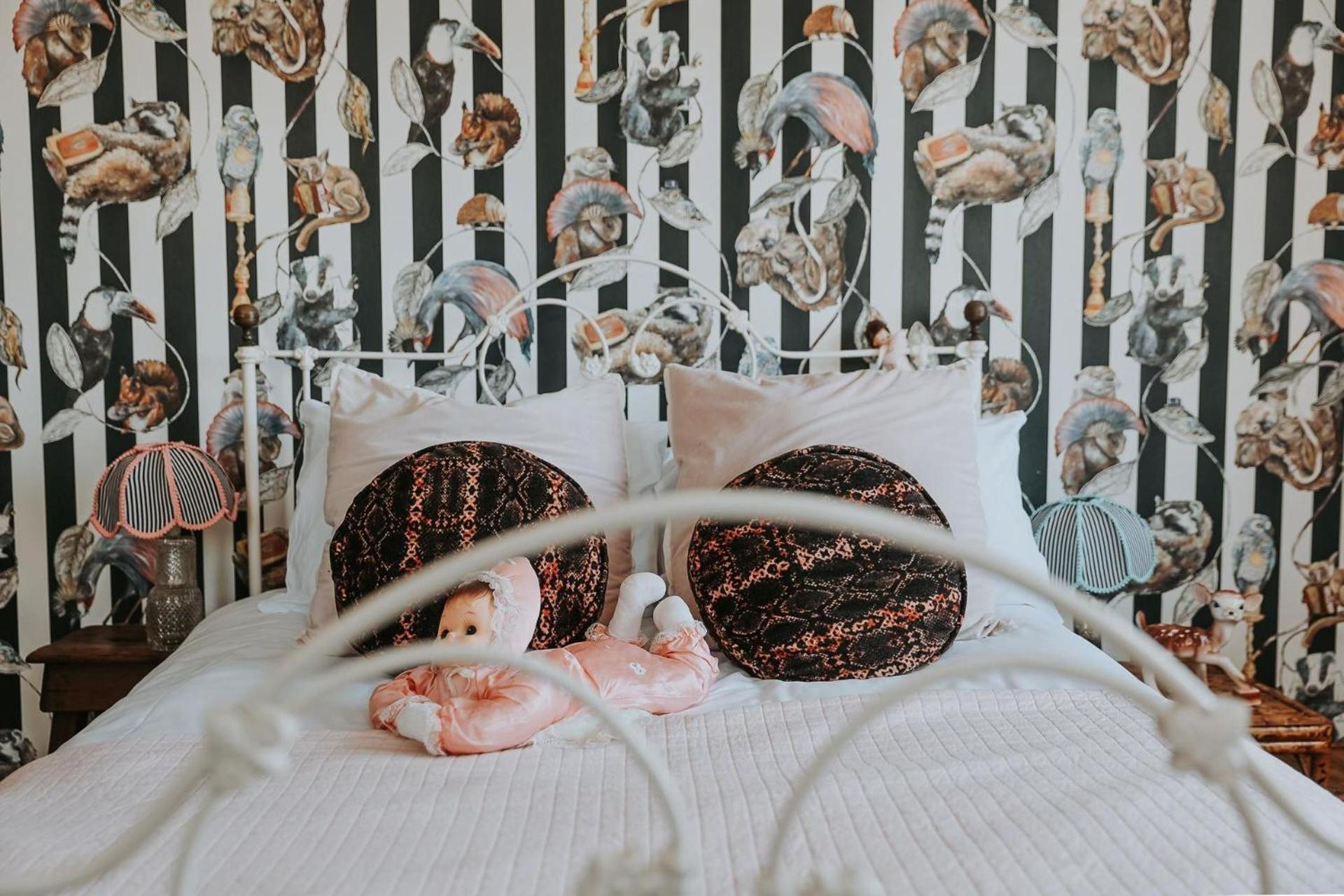 Vibrant Dual Retreat Vagabond S Rest Rose Gold Hideaway *