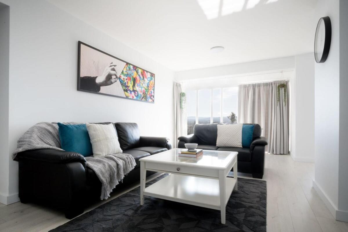 Escape - Stylish With Views Apartment
