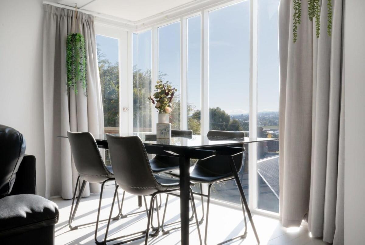 Escape - Stylish With Views Apartment *