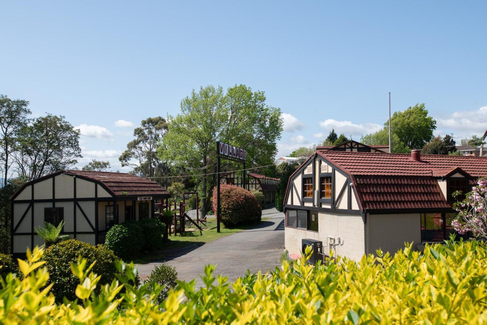 Village Family Motor Apartment