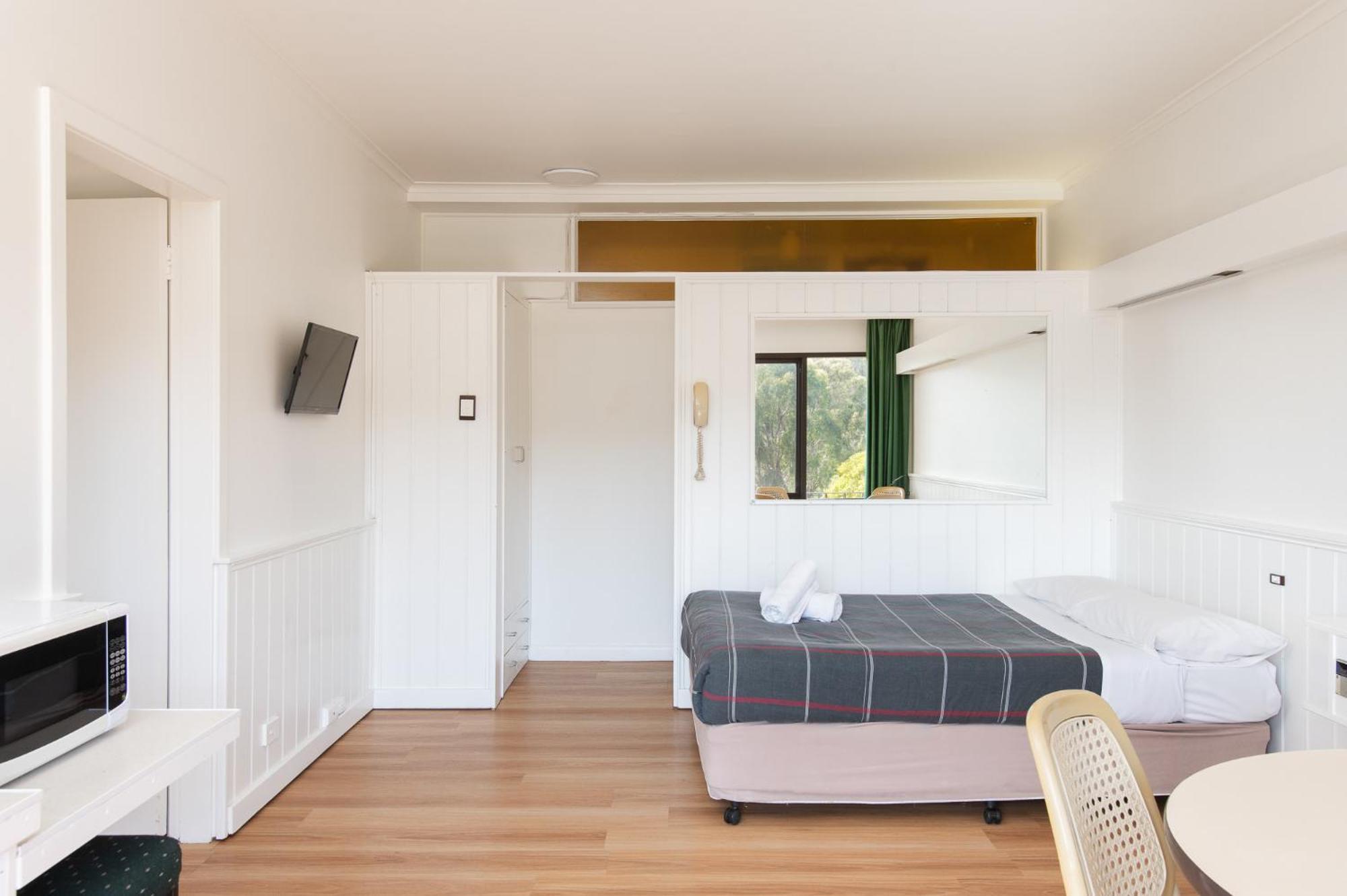 Village Family Motor Apartment Launceston