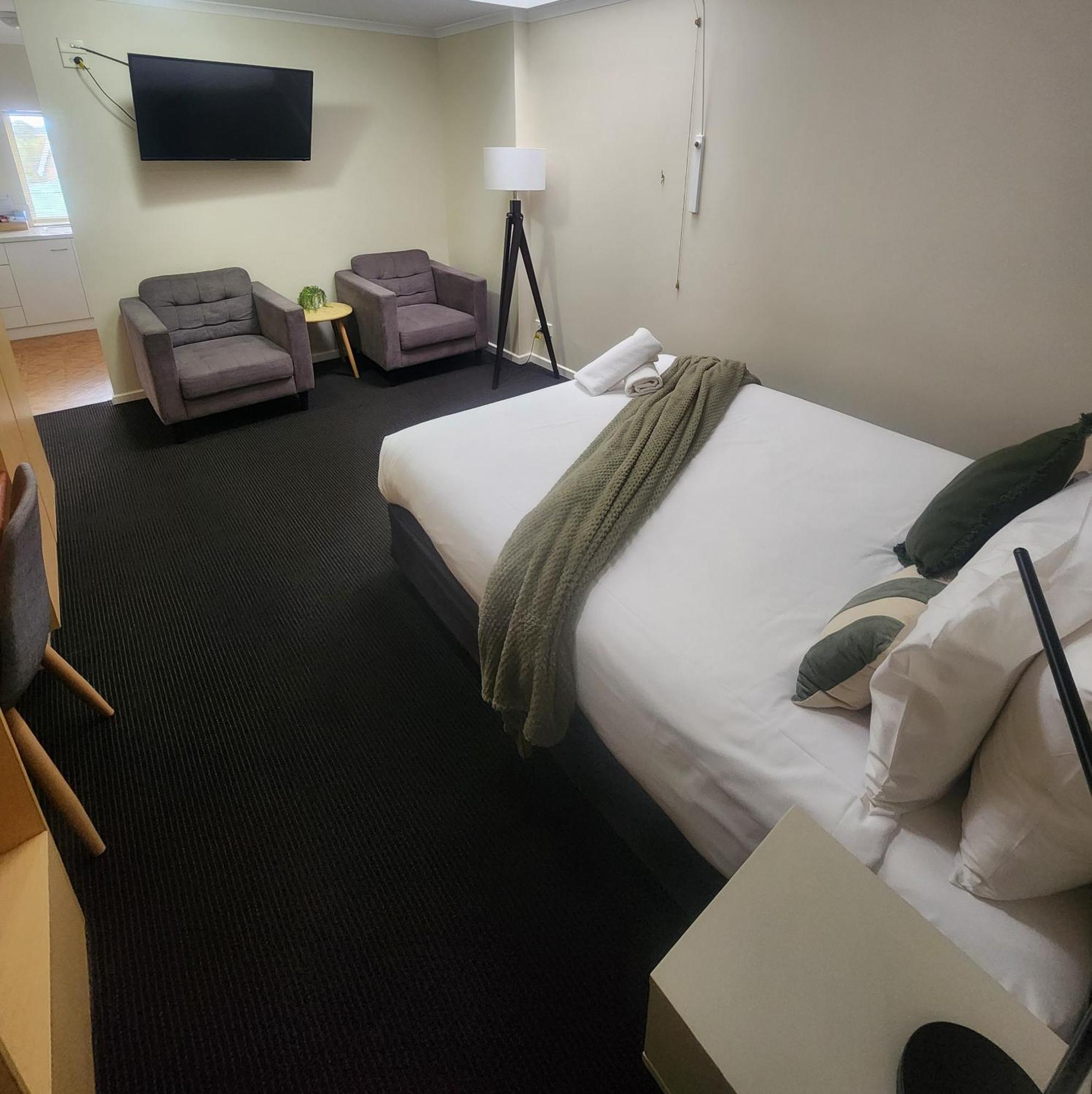 Elphin Serviced Aparthotel 3*