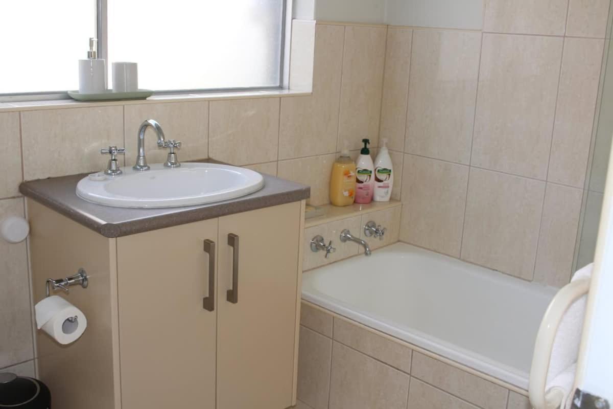 23 - Pad With Free Parking Apartment *
