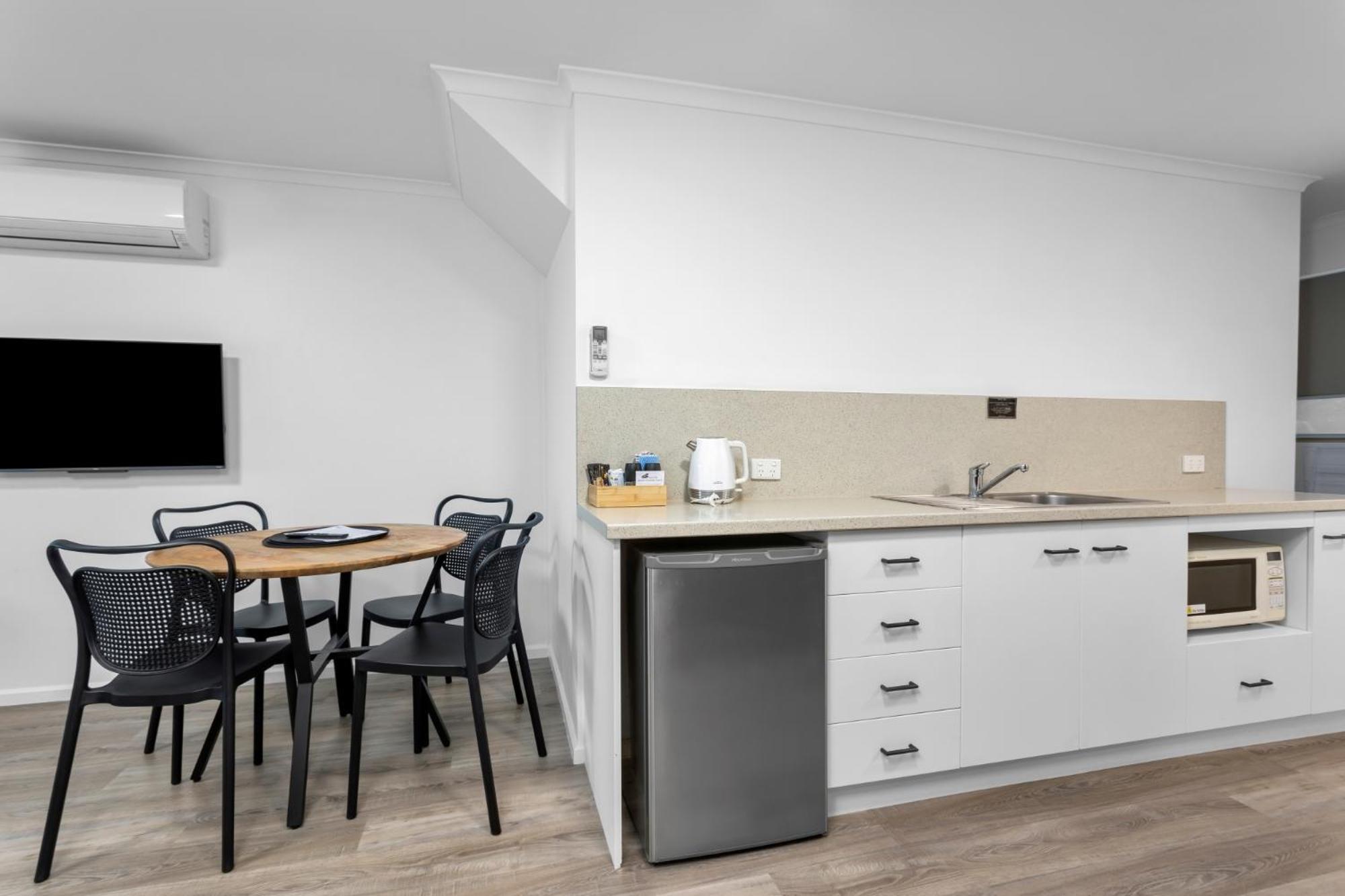 Elphin Serviced Aparthotel 3*