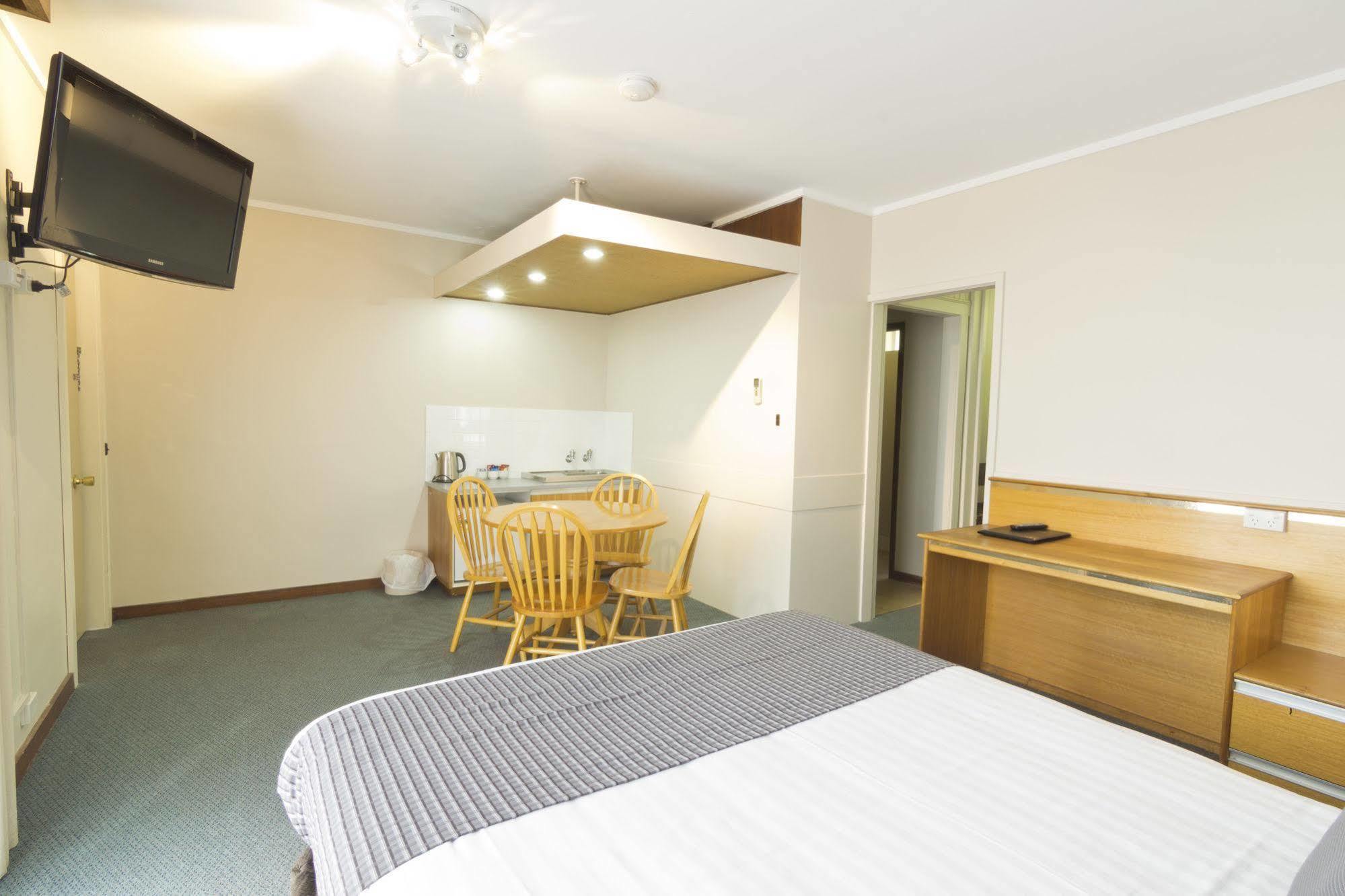Commodore Regent Motel 4*
