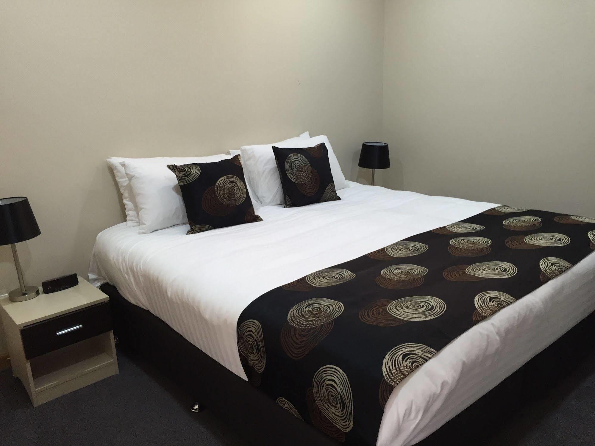 Commodore Regent Motel 4*