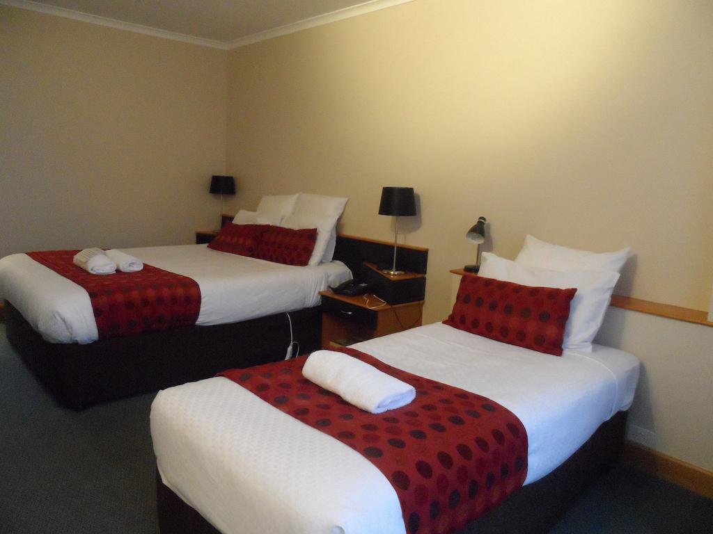 Commodore Regent Motel
